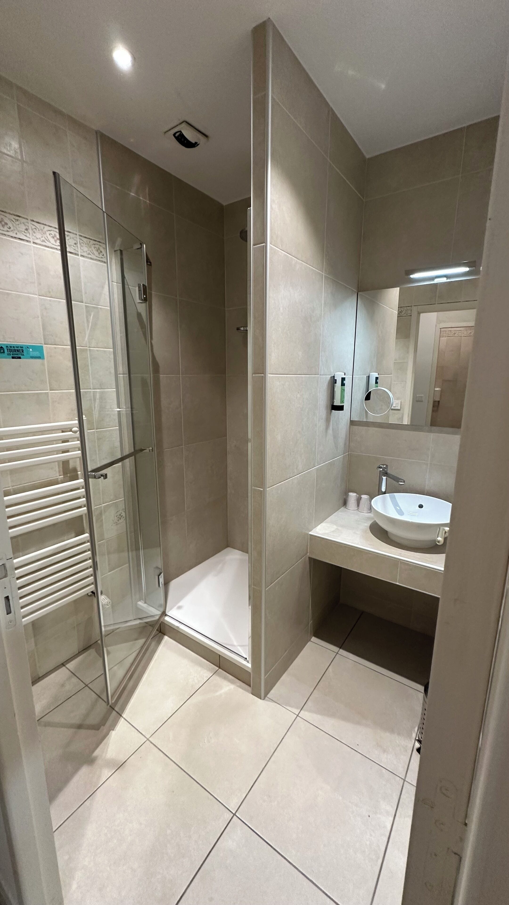 standard quadruple room, 2 double beds, non smoking | bathroom | shower, towels, soap, shampoo
