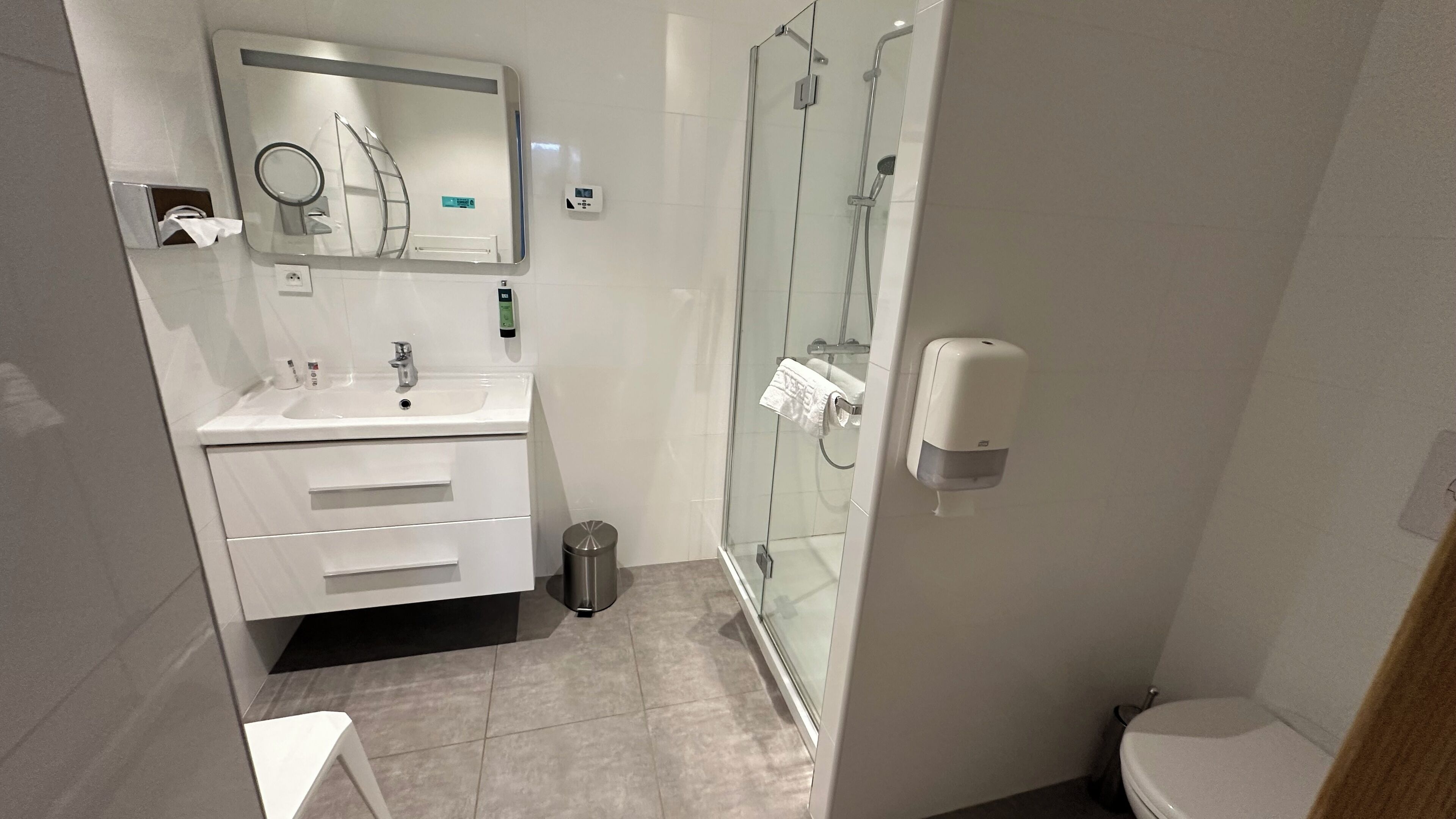 comfort double room, 1 queen bed, non smoking | bathroom | shower, towels, soap, shampoo