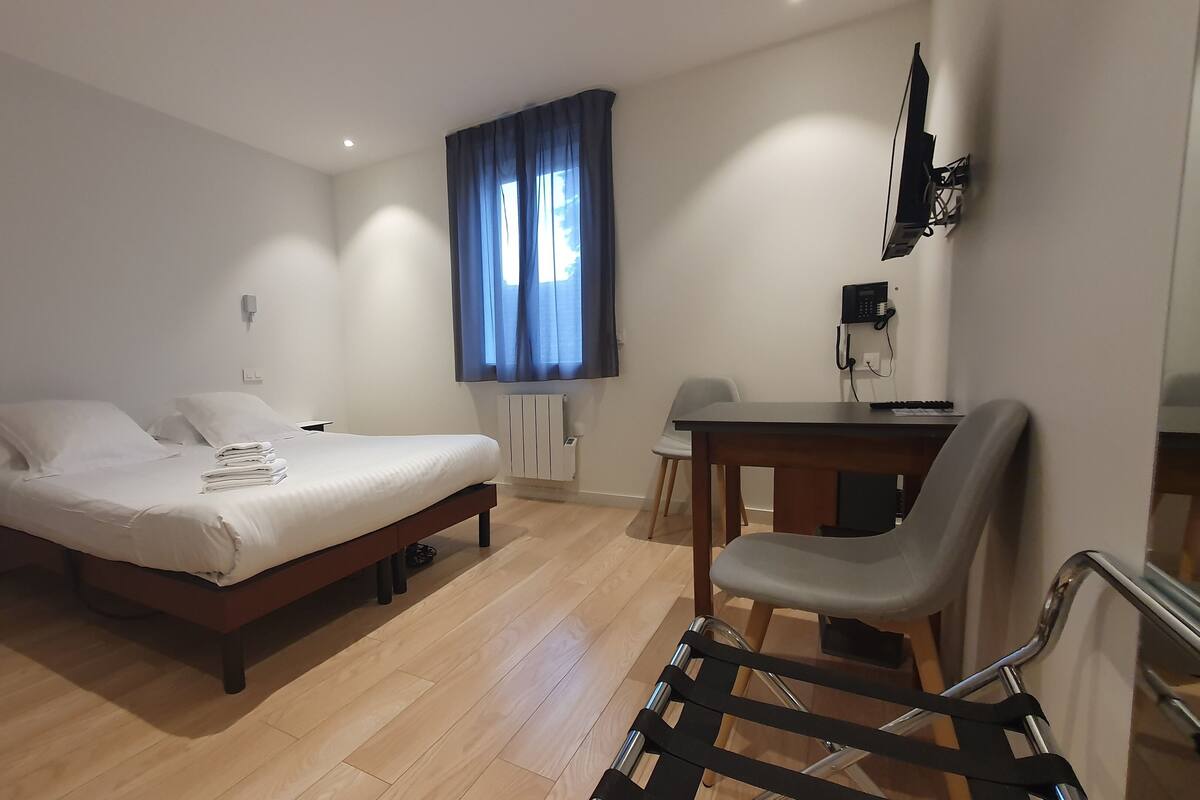 Minibar, kedap suara, Wi-Fi gratis, dan seprai linen