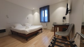 Minibar, sistema de insonorización, wifi gratis y ropa de cama