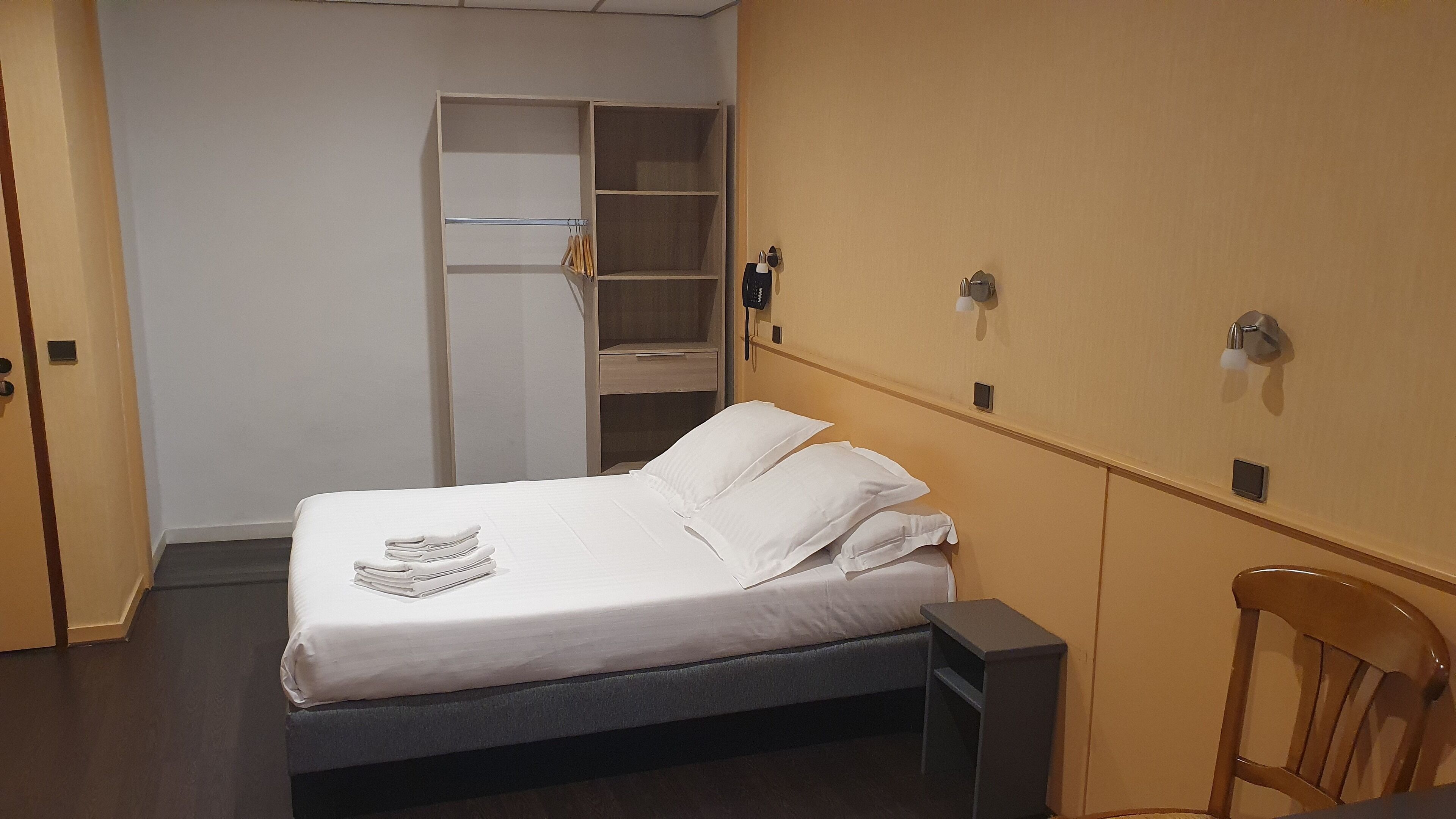 standard double room, 1 double bed, non smoking | 1 bedroom, minibar, soundproofing, free wifi