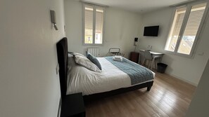 Comfort Double Room, 1 Queen Bed, Non Smoking | Minibar, soundproofing, free WiFi, bed sheets - Hôtel du Fer à Cheval (Yenne)