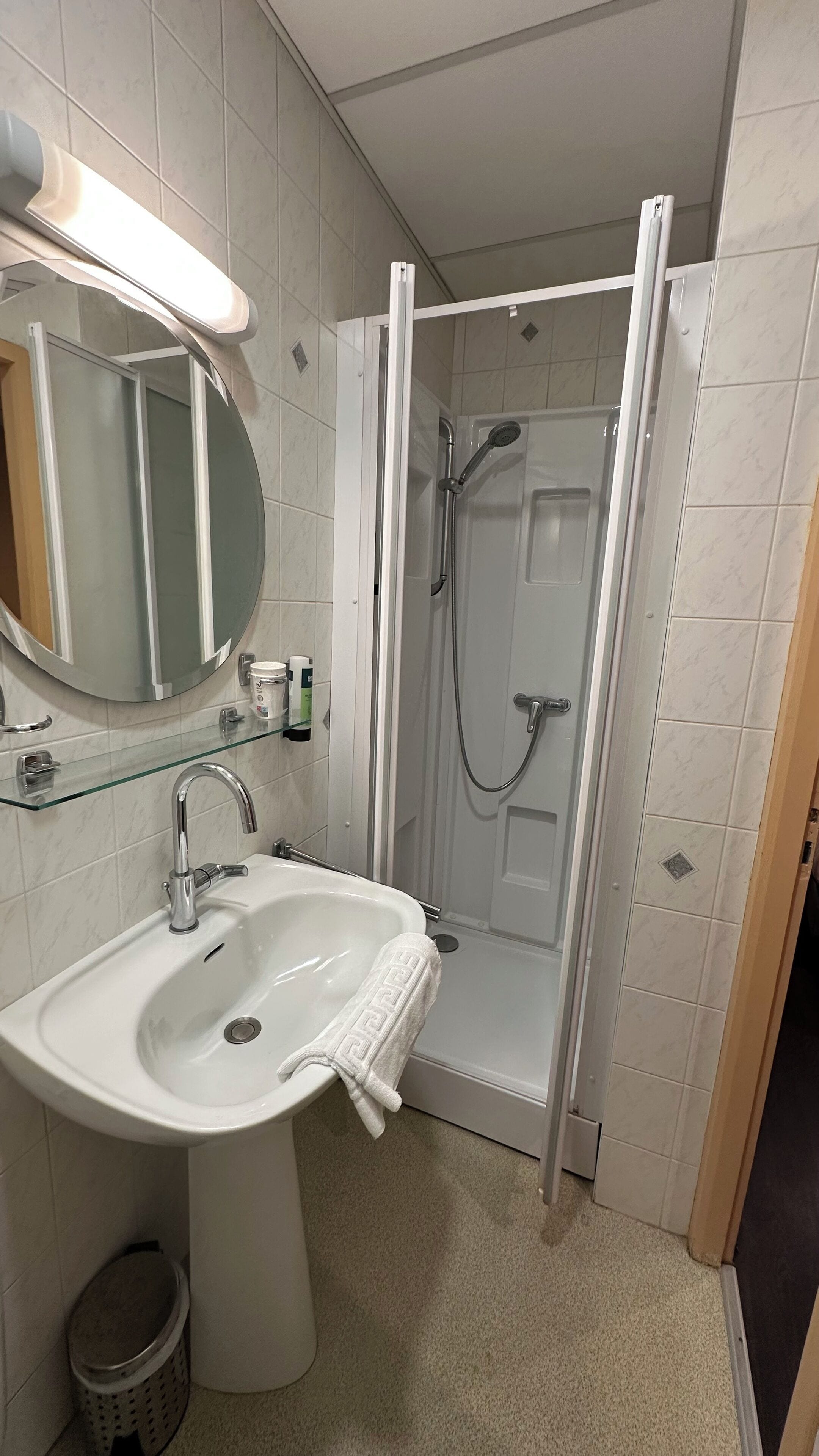 standard double room, 1 double bed, non smoking | bathroom | shower, towels, soap, shampoo