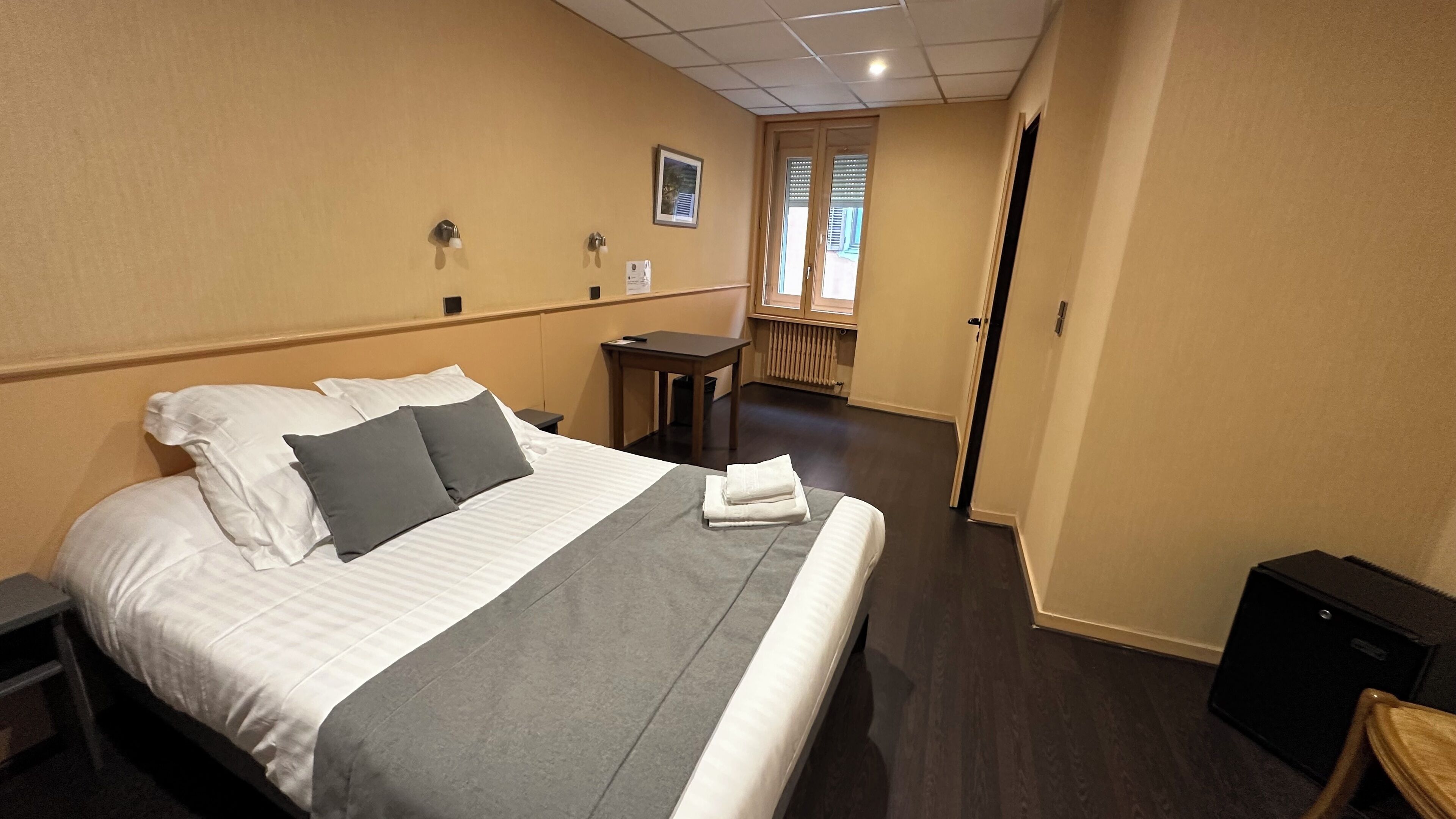 standard double room, 1 double bed, non smoking | 1 bedroom, minibar, soundproofing, free wifi