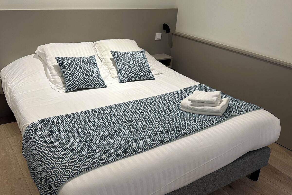 Minibar, kedap suara, Wi-Fi gratis, dan seprai linen