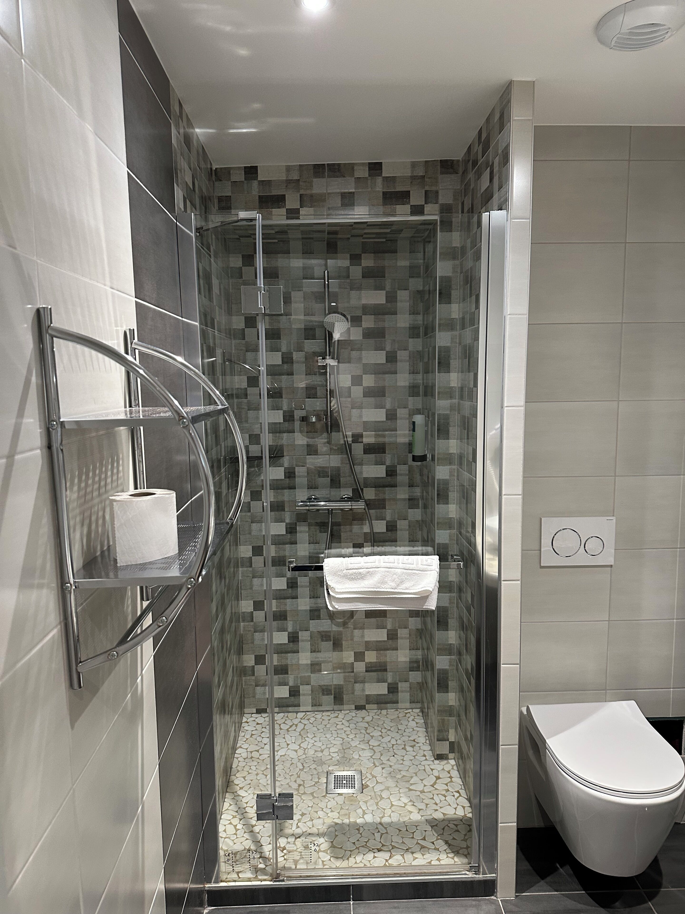 comfort triple room, multiple beds, non smoking | bathroom | shower, towels, soap, shampoo