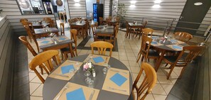 Déjeuner et dîner servis sur place, spécialités Cuisine française