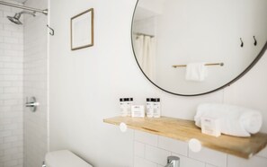 Een douche, een haardroger, handdoeken