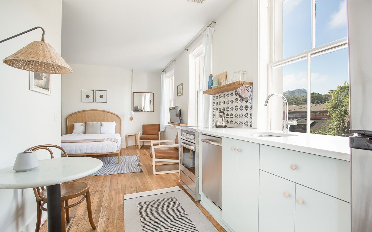 The Park House: Bright Spacious Studio on Monterey Square by Lucky Savannah