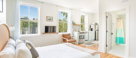 Iron/ironing board, free WiFi, bed sheets