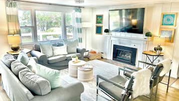 Smart TV, chimenea y libros