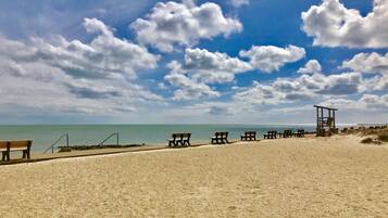 Accommodatie ligt op het strand, ligstoelen, strandlakens