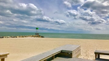 En la playa, camastros y toallas de playa