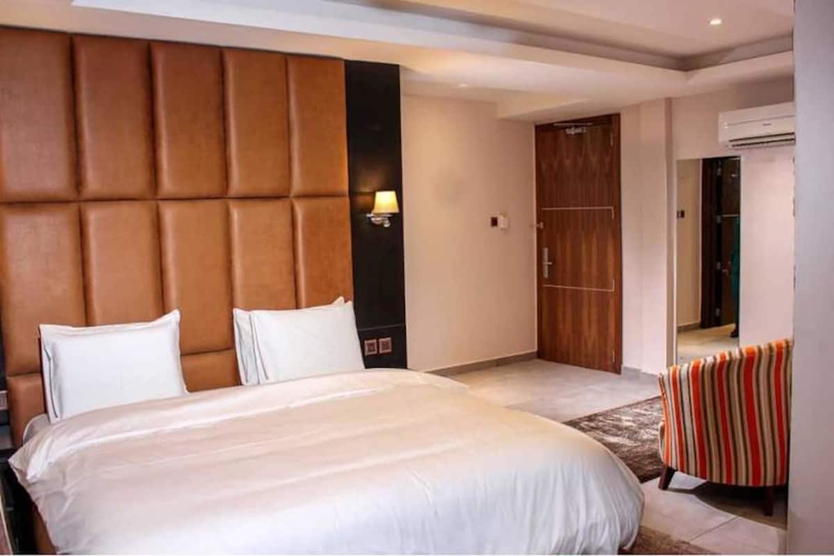 Kamar Eksekutif, 1 Tempat Tidur Queen, Bebas Asap Rokok | Brankas, meja kerja, ruang kerja ramah laptop, dan tirai kedap cahaya
