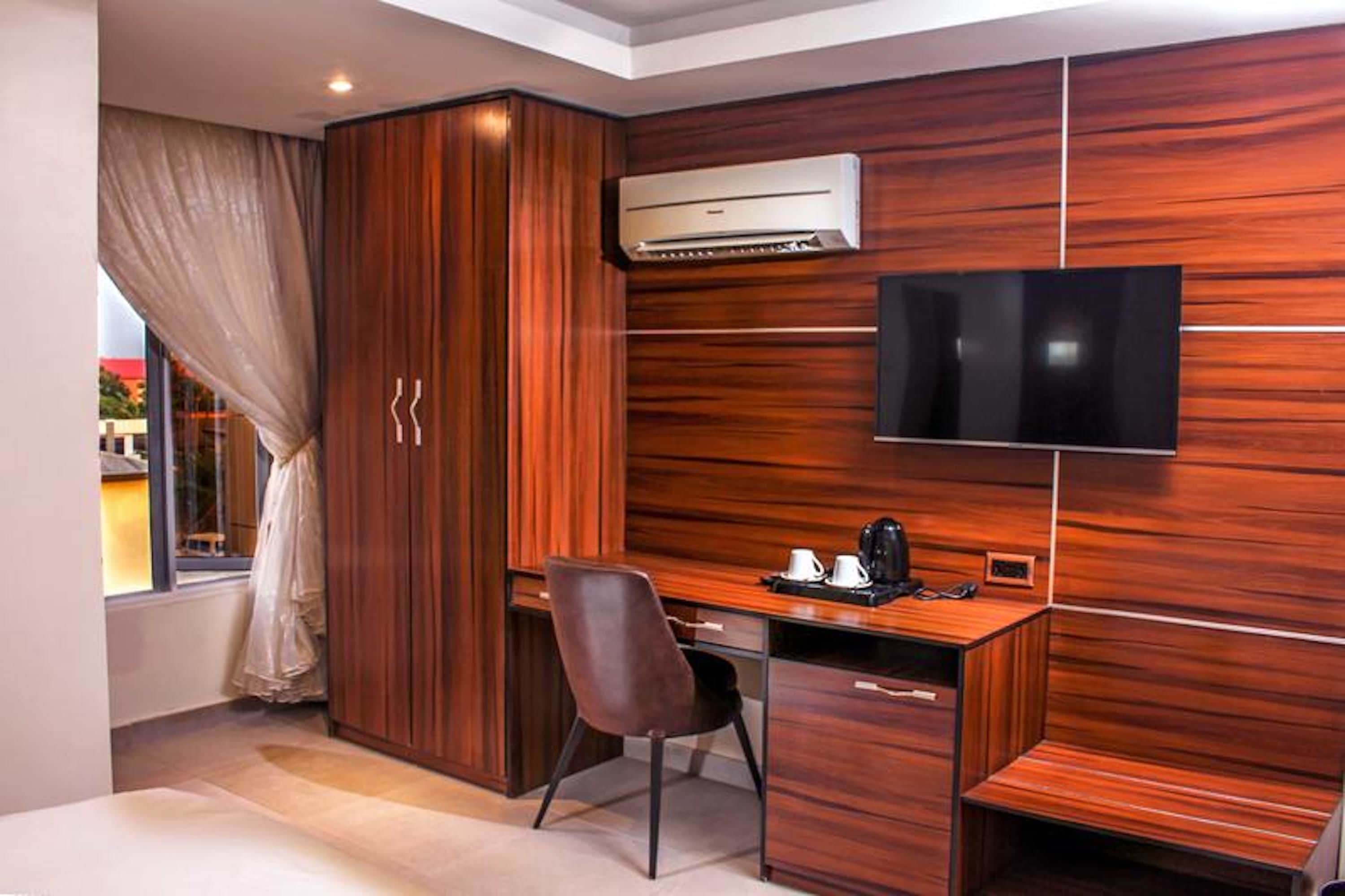 Suite, 1 Queen Bed, Non Smoking | Room amenity