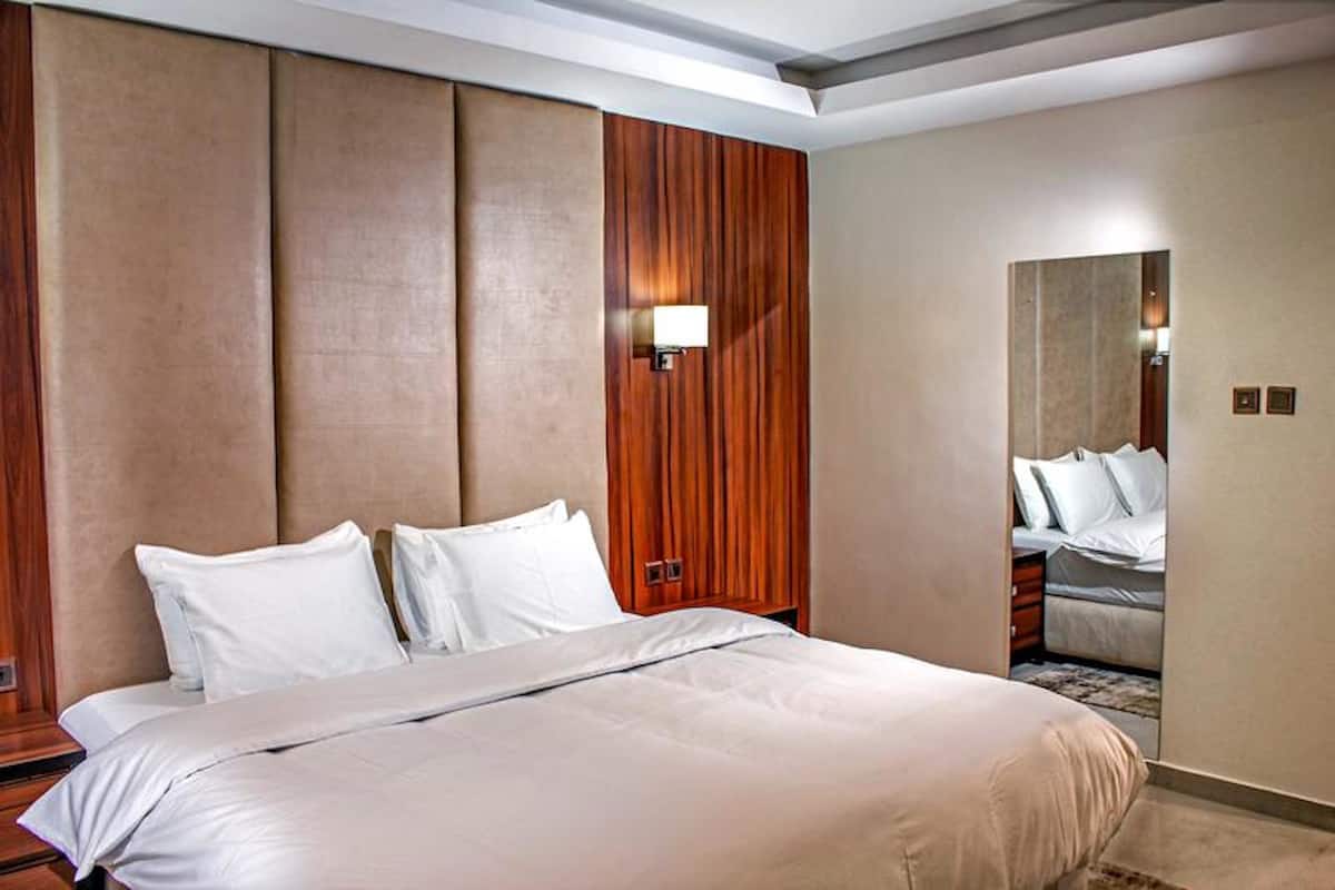 Suite, 1 Tempat Tidur Queen, Bebas Asap Rokok | Brankas, meja kerja, ruang kerja ramah laptop, dan tirai kedap cahaya