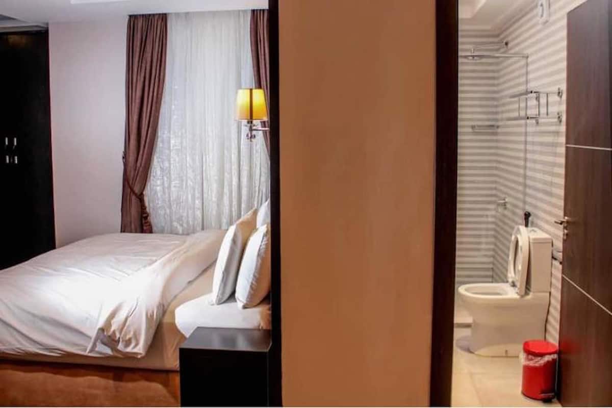 Kamar Klasik, 1 Tempat Tidur Double, Bebas Asap Rokok | Brankas, meja kerja, ruang kerja ramah laptop, dan tirai kedap cahaya