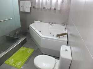 Separate bathtub and shower, spring water bathtub, rainfall showerhead
