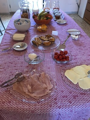 Tägliches Frühstücksbuffet (10 EUR pro Person)