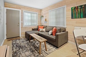 Smart TV, Netflix, streaming services - Cozy Beach Cottage, Walk to Everything! 2bed/1bath (San Diego)