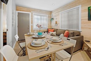 Dining - Cozy Beach Cottage, Walk to Everything! 2bed/1bath (San Diego)