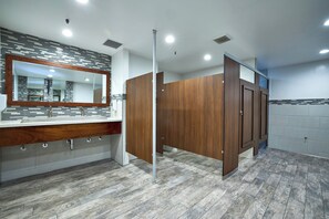 Combined shower/tub, hair dryer, towels