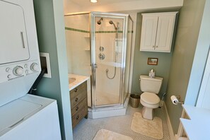 Badewanne, Haartrockner, Handtücher, Seife