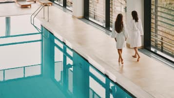 Indendørs pool, åben fra kl. 06.00 til kl. 23.00, liggestole