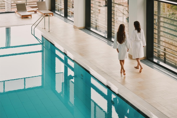 Innenpool, geöffnet von 06:00 Uhr bis 23:00 Uhr, Liegestühle