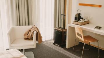 Standardzimmer, 1 Doppelbett | Zimmersafe, Schreibtisch, Verdunkelungsvorhänge, schallisolierte Zimmer