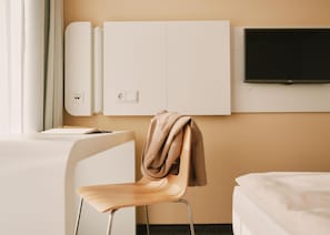 Standaard kamer, 1 queensize bed | Een kluis op de kamer, een bureau, verduisterende gordijnen