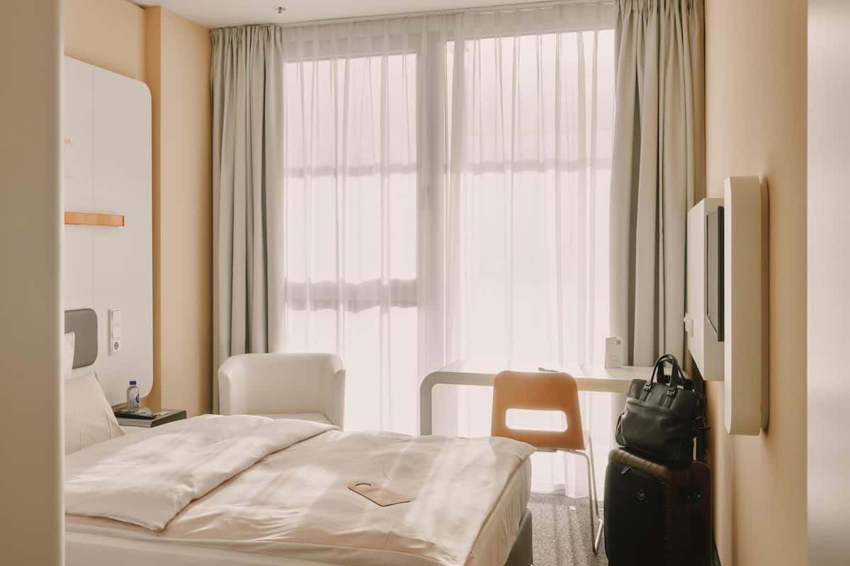 Standaard kamer, 1 queensize bed | Een kluis op de kamer, een bureau, verduisterende gordijnen