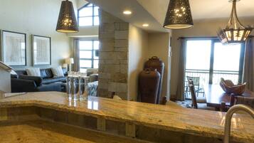 Condo, 3 Bedrooms | Private kitchen | Fridge, oven, coffee/tea maker, toaster