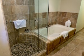 Condo, 3 Bedrooms | Bathroom | Towels, shampoo