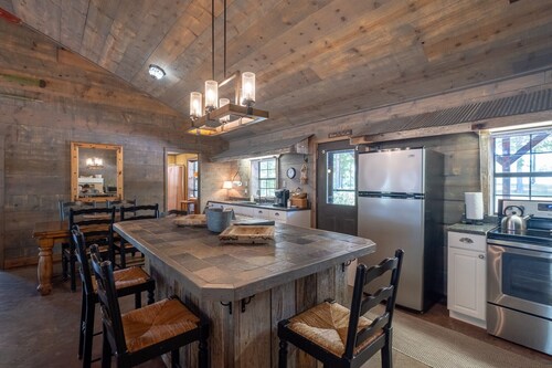 The Ranch House at Sky Hawk Ridge, a 185-Acre Refuge, ONE MILE to Buffalo River