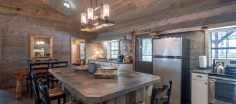 The Ranch House at Sky Hawk Ridge, a 185-Acre Refuge, ONE MILE to Buffalo River