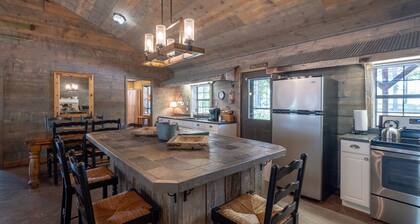 The Ranch House at Sky Hawk Ridge, a 185-Acre Refuge, ONE MILE to Buffalo River