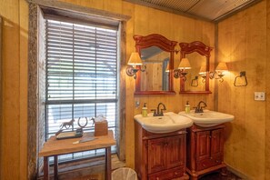 Combinazione doccia/vasca, asciugacapelli, asciugamani, sapone