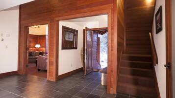 Talo, 4 makuuhuonetta | Portaikko