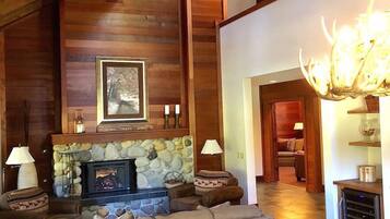 Huis, 4 slaapkamers | Woonruimte | Een smart-tv, een stereo en een kantoor