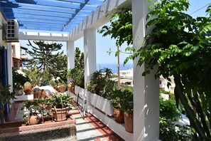 Apartamento standard, vista parcial para o mar | Cofres nos quartos, escrivaninha, ferros/tábuas de passar roupa