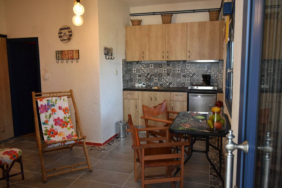 Apartamento standard, vista parcial para o mar | Cozinha americana privada | Geladeira, cooktop, cafeteira/chaleira, chaleira elétrica