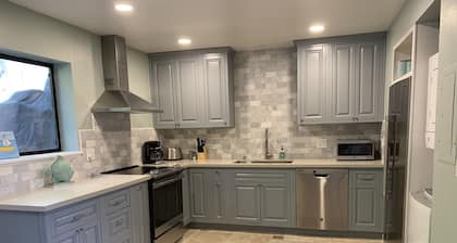 ¡150 pasos a la arena! Hermoso condominio 2Bd / 2Ba con vista al mar. Duerme 8