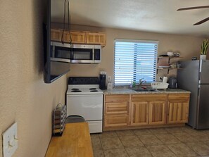 Een koelkast, een magnetron, een oven, een kookplaat