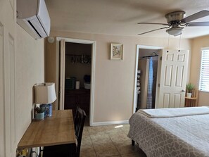 2 slaapkamers, een bureau, een strijkplank/strijkijzer, gratis wifi