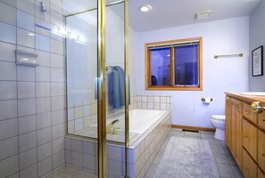Een bad/douchecombinatie, een haardroger, shampoo