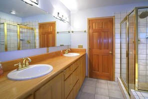 Combined shower/bathtub, hair dryer, shampoo - Cash`s Hideout (Crested Butte)
