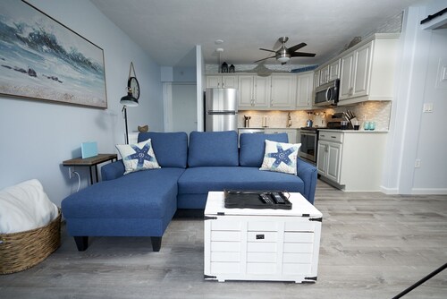 Amazing Views on Private Beach with Heated pool, Hot tub, Free Parking & WiFi!