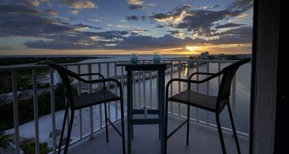 Uusi listaus, kaunis uusinta, upeat näkymät yksityiselle rannalle ja lämmitetty uima-allas!