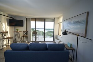 Smart TV, ping pong - Amazing Views & Condo on a Private Beach with Heated pool, Free Parking & WiFi! (Bonita Springs)